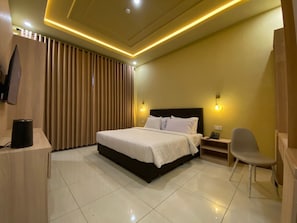 Deluxe Double or Twin Room | Desk, laptop workspace, blackout drapes, soundproofing