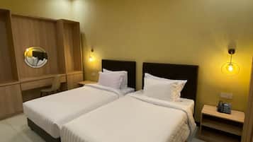 Kamar Double atau Twin Deluks | Meja kerja, ruang kerja ramah laptop, dan tirai kedap cahaya