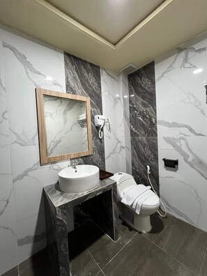 Habitación ejecutiva con 1 cama matrimonial o 2 individuales | Baño | Toallas, jabón, shampoo, papel de baño 
