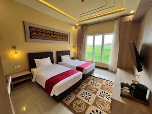 Escritorio, espacio para trabajar con laptop y cortinas blackout