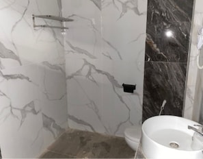 Deluxe Double or Twin Room | Bathroom | Towels, soap, shampoo, toilet paper