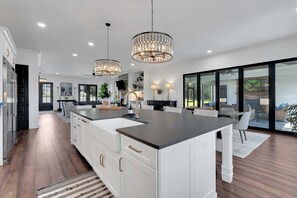 المنشأة من الداخل