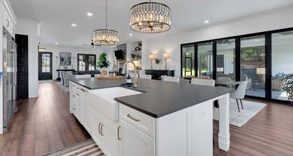 Lakefront Farmhouse | 14 Guests | Tims Ford Lake