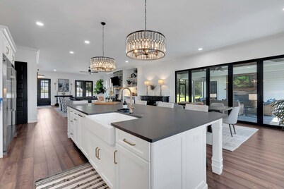 Lakefront Farmhouse | 14 Guests | Tims Ford Lake