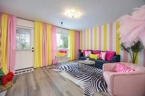 Fernseher, Kamin, Arbeitsbereiche