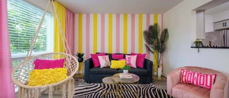 Una televisión, una chimenea, una oficina