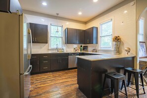 Fridge, microwave, stovetop, dishwasher