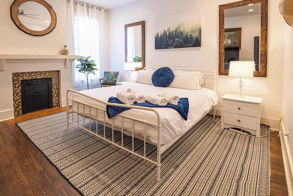 2 bedrooms, desk, iron/ironing board, WiFi