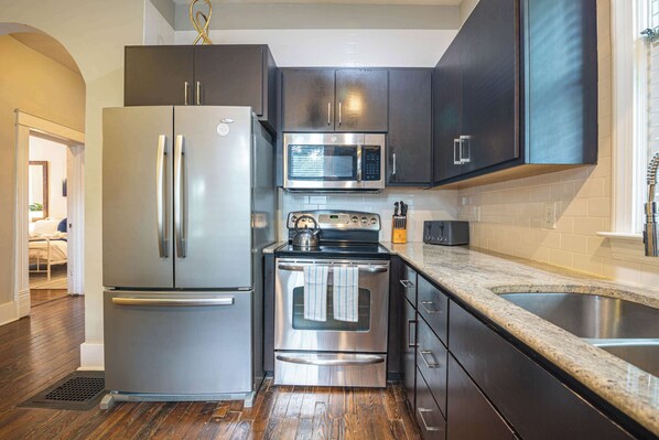 Fridge, microwave, stovetop, dishwasher