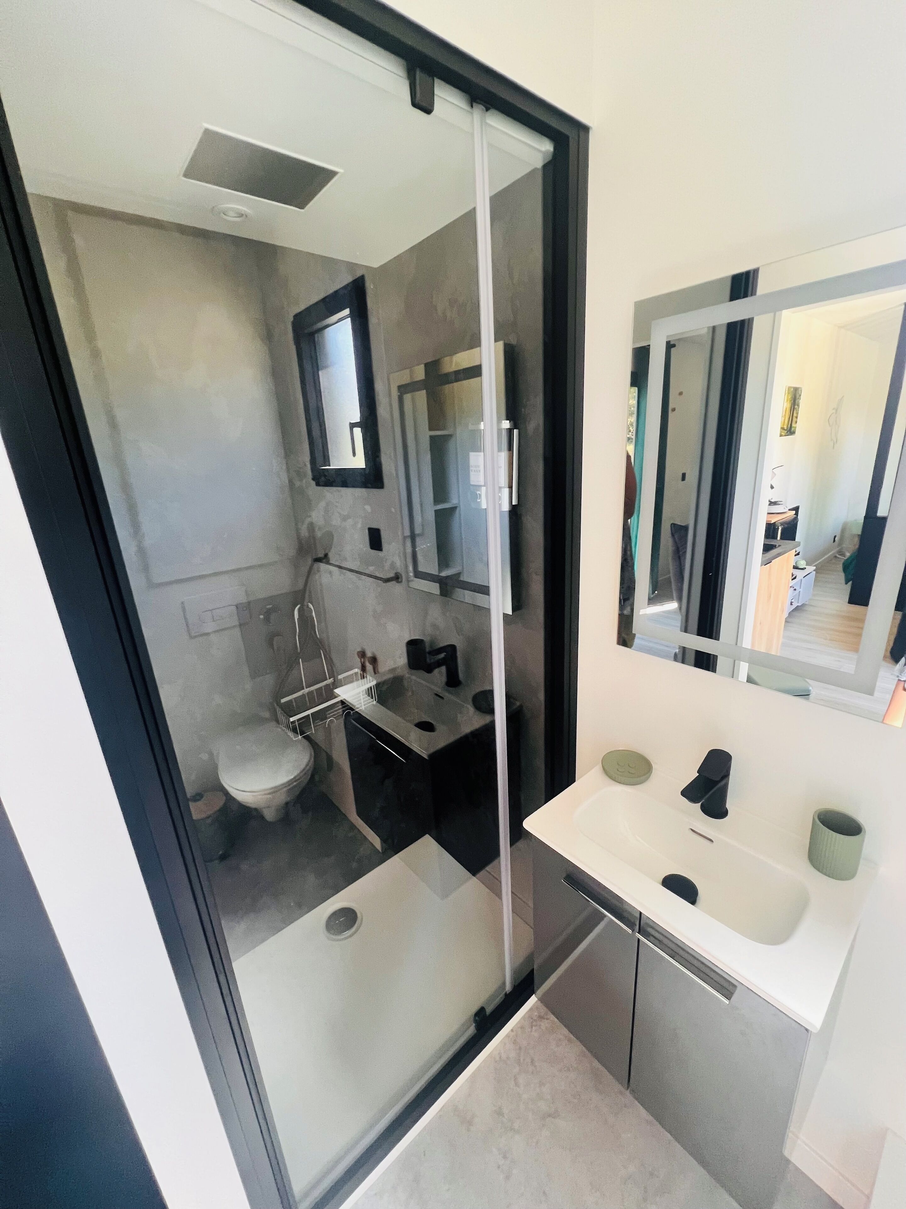 Chuveiro, secador de cabelo, toalhas de banho, sabonete