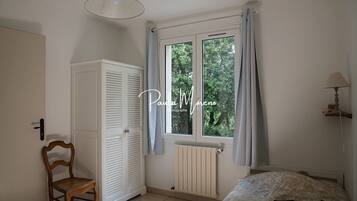 2 chambres, fer et planche à repasser, Wi-Fi, draps fournis