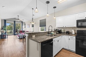 Jääkaappi, mikroaaltouuni, uuni, liesi