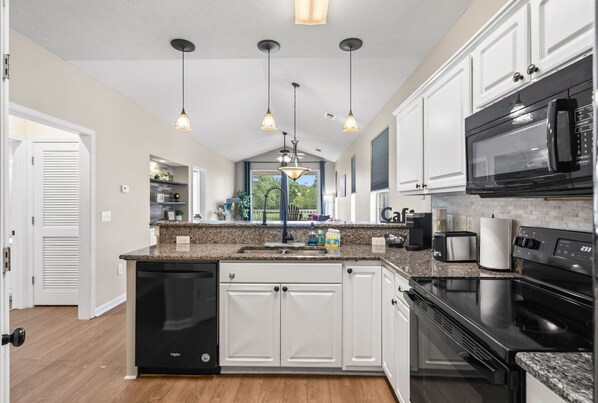 Køleskab, mikrobølgeovn, ovn, kogeplade