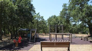 Tempat bermain anak - outdoor