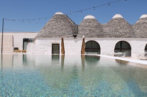 Una piscina al aire libre de temporada