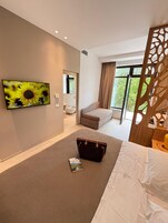 Escritorio, espacio para trabajar con laptop y wifi gratis 