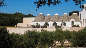 Un edificio con fachada de piedra y varios ventanales de arco.