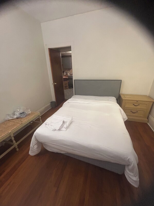 2 bedrooms, iron/ironing board, Internet, bed sheets