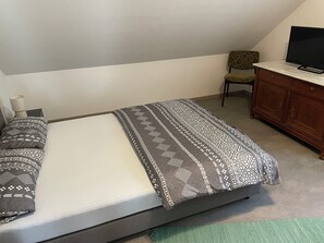 2 chambres, fer et planche à repasser, lit de bébé portatif