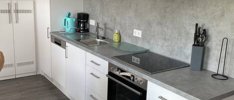 Een koelkast, een microgolfoven, een oven, een kookplaat