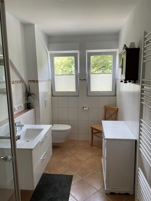 Hiustenkuivaaja, pyyhkeet, saippua