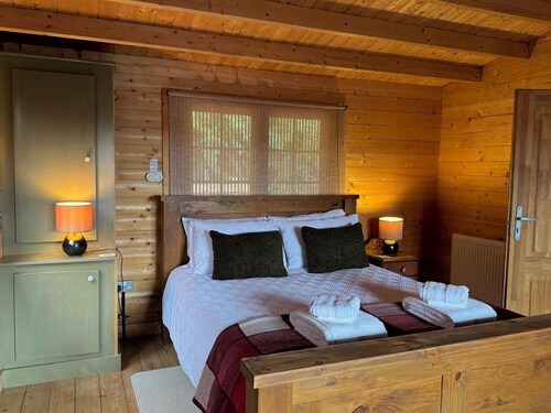 Rustic Log Cabin Hideaway – Romantic Couples’ Retreat in South Downs