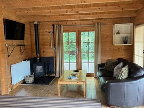 TV, fireplace - Rustic Log Cabin Hideaway – Romantic Couples’ Retreat in South Downs (Waterlooville)