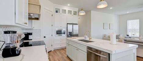 Réfrigérateur, four à micro-ondes, un four, surface de cuisson