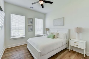 4 habitaciones, tabla de planchar con plancha, wifi y ropa de cama