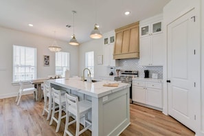 Fridge, microwave, oven, stovetop - Salt & Stone Villa 3421 (Galveston)