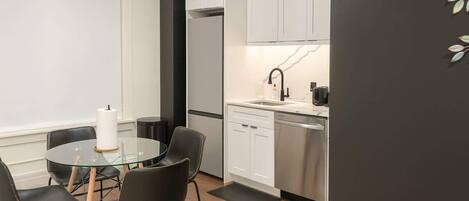 Kühlschrank, Mikrowelle, Ofen, Herdplatte