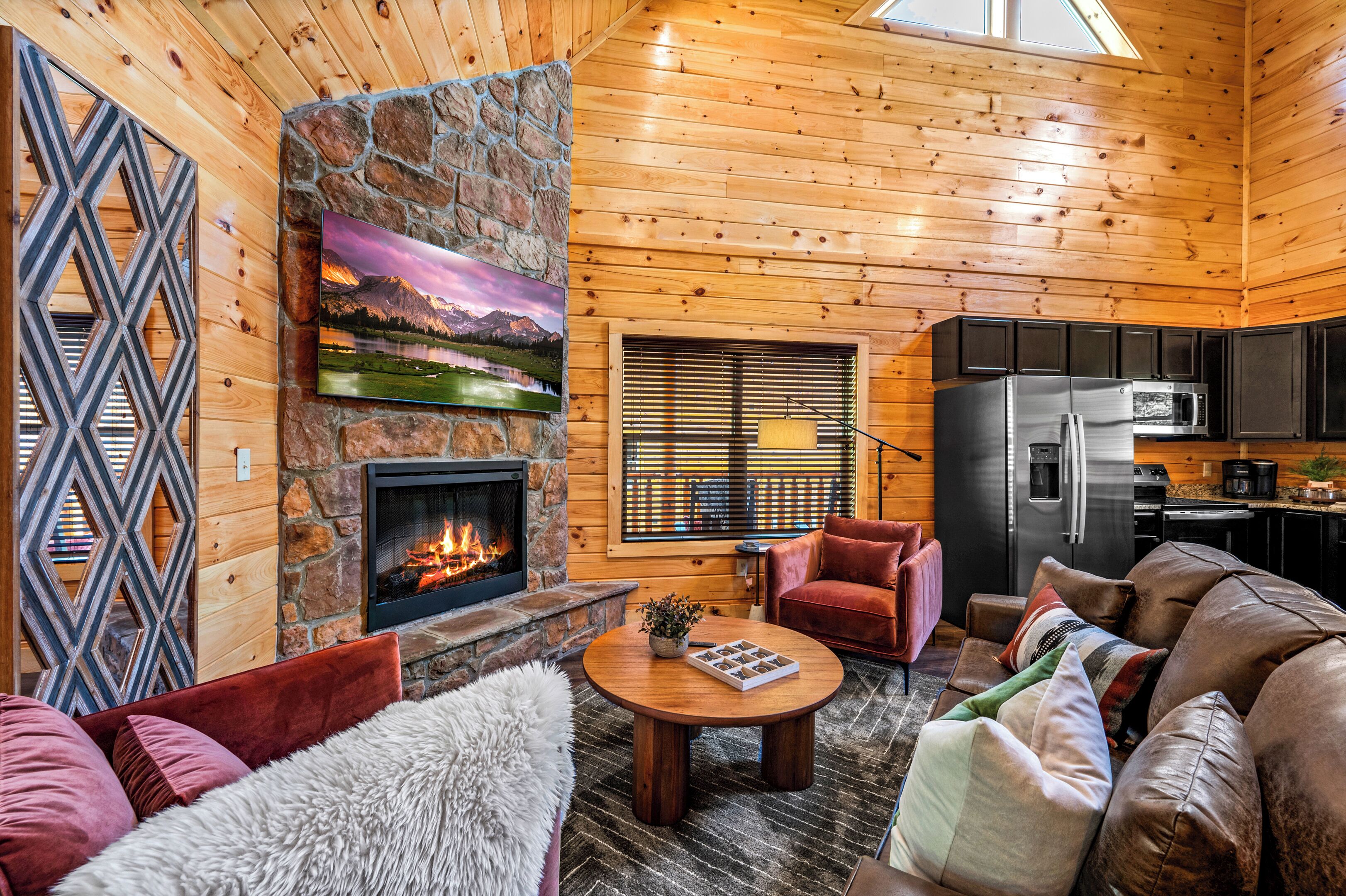 Smart-tv, een open haard, videospelletjes en tafelvoetbal