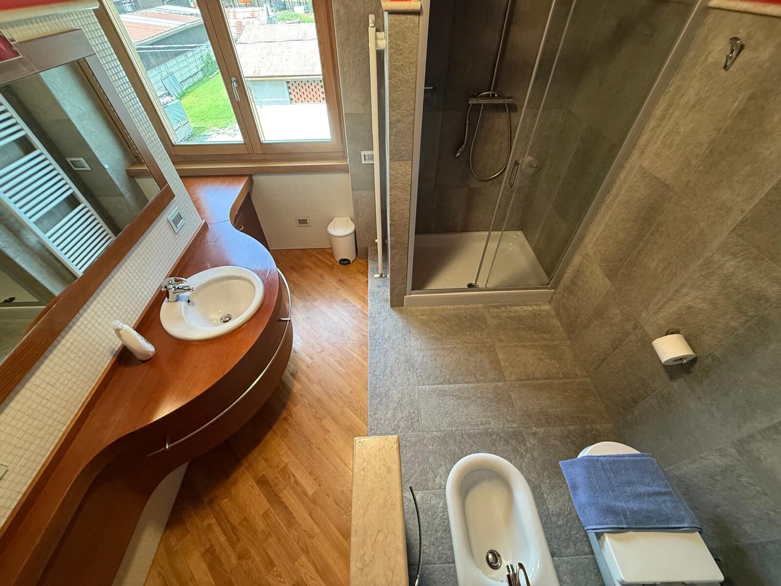 Dutxa, assecador de cabells, bidet i tovalloles 