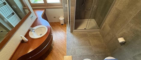 Dusche, Haartrockner, Bidet, Handtücher