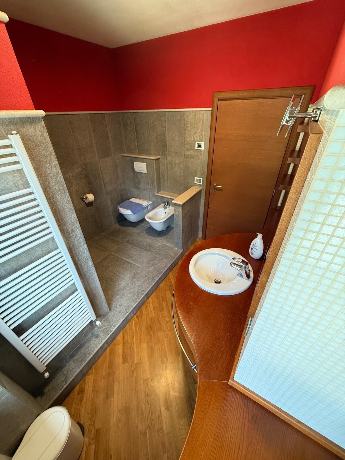 Une petite salle de bain comprenant une douche, des toilettes et un lavabo.