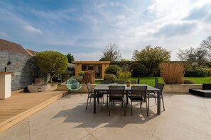 Outdoor dining - Prestige, elegant 185 m² countryside home in the heart of Barbery. (Barbery)