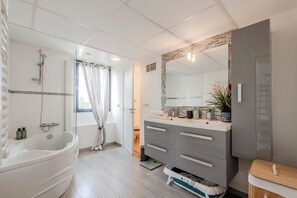 Dusj, hårføner, håndklær og såpe