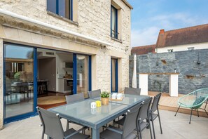 Outdoor dining - Prestige, elegant 185 m² countryside home in the heart of Barbery. (Barbery)