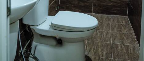 Dusch, hårtork, bidé och handdukar