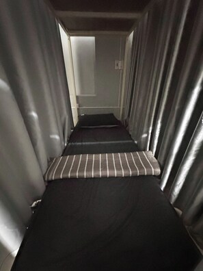 9 habitaciones, tabla de planchar con plancha, wifi y ropa de cama 