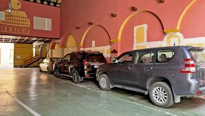 Eine Parkgarage mit mehreren Autos.