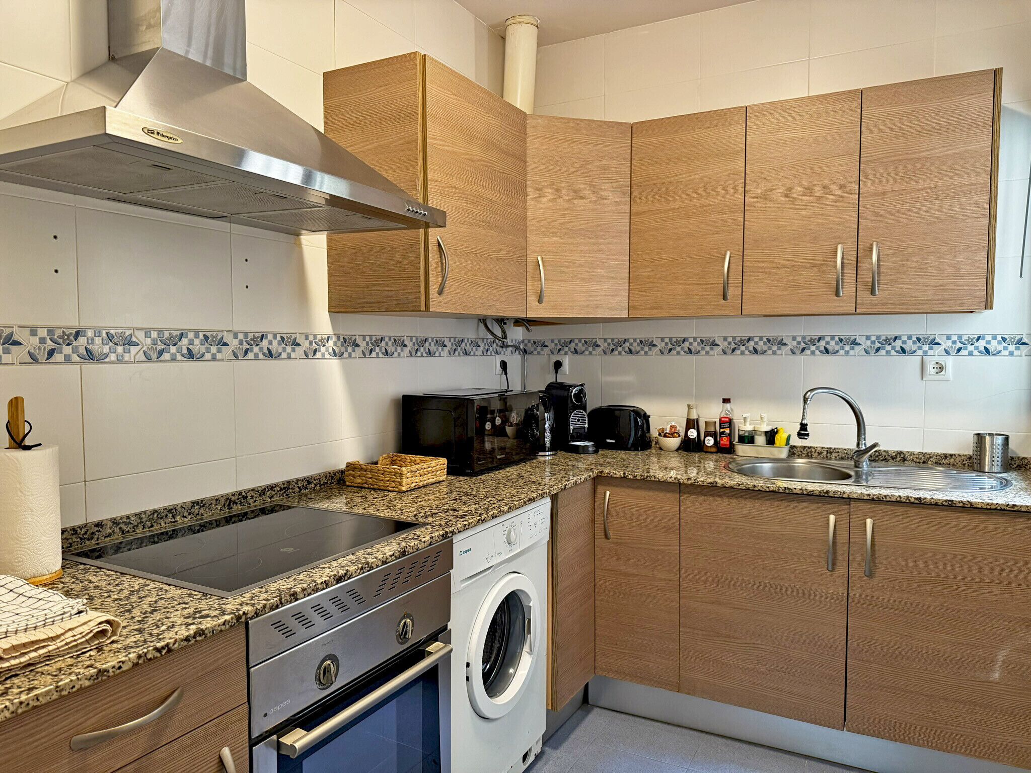 Kühlschrank, Mikrowelle, Ofen, Wasserkocher mit Kaffee-/Teezubehör