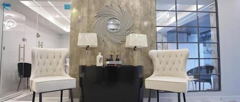 Coin salon dans le hall
