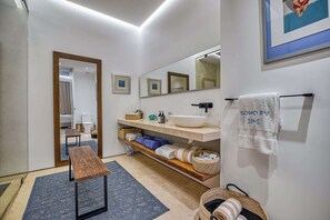 Regadera, secadora de cabello, toallas 