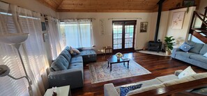 Smart-tv, een open haard en boeken