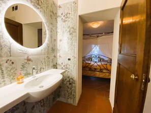 Shower, hair dryer, bidet, towels - Villa Ceppeto's Brand New One bedroom (Monte San Savino)