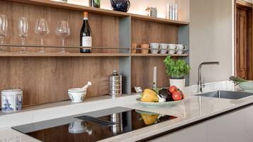 Kühlschrank, Mikrowelle, Ofen, Geschirrspüler