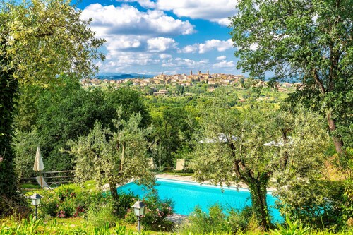 Villa Ceppeto: One-Bedroom with Free EV Charger