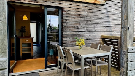 Speisen im Freien. Ferienhaus "Freddy" in Wallenfels
