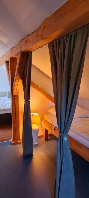 2 bedrooms, iron/ironing board, WiFi